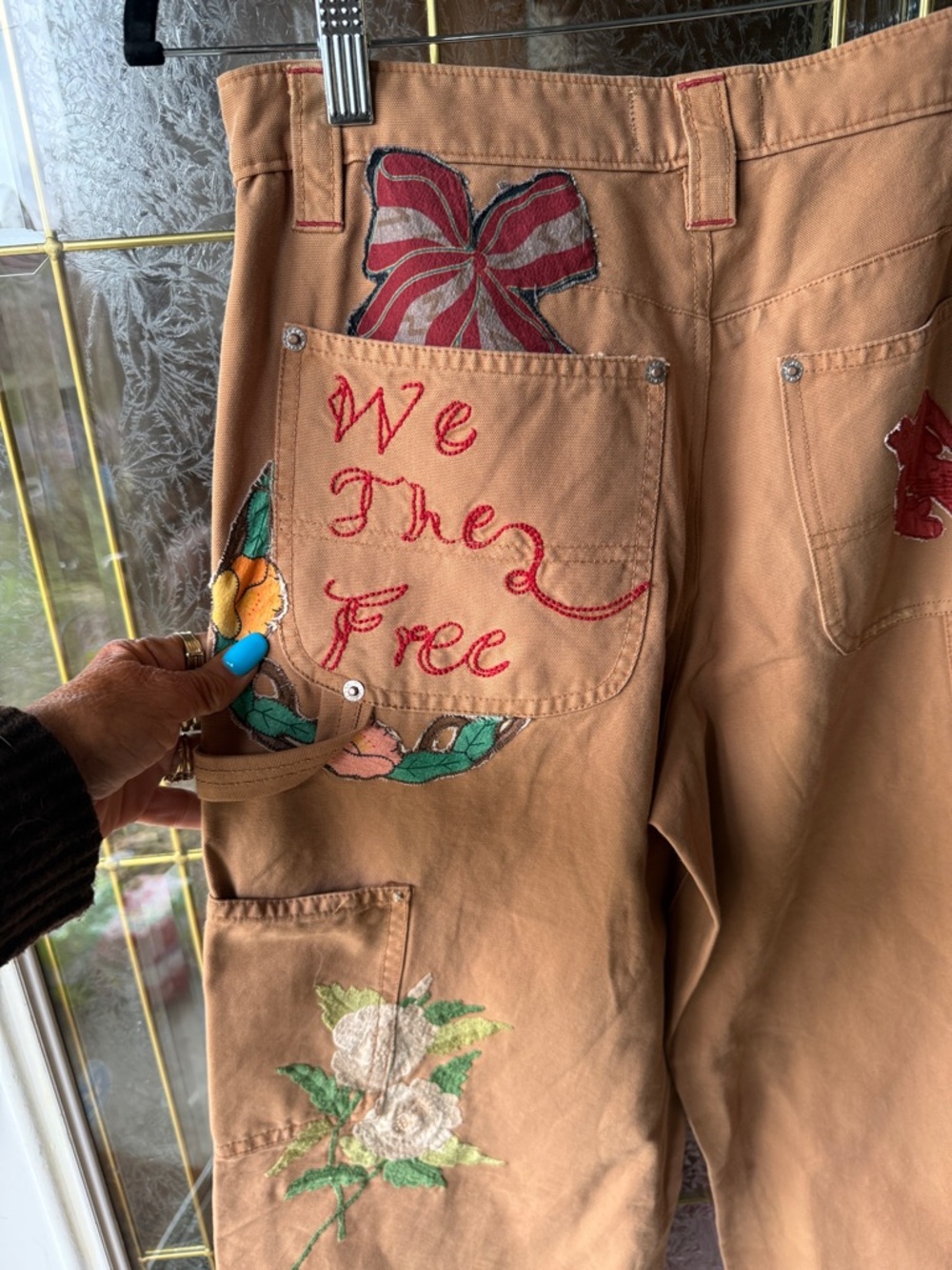 We The Free Tan Patchwork Cargo Pants with Red Floral Appliqués Sz 2 NWT - Picture 6 of 7